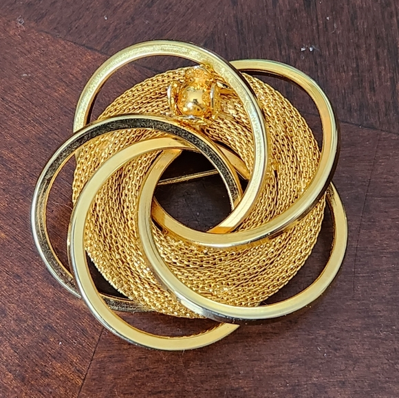 Stunning Gold Tone Brooch - Picture 4 of 5